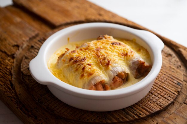 Canelones de fuga rellenos de carne, verduras y espinacas gratinadas al horno. Navidad tradicional