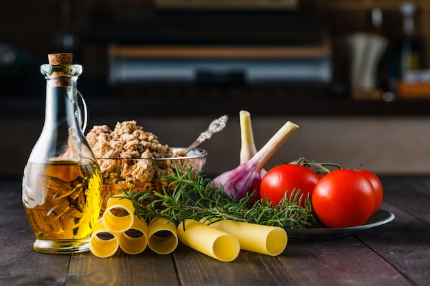 Canelones ingredientes en la mesa