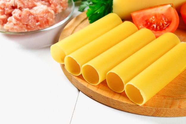 Foto canelones de pasta italiana. tubo crudo para relleno relleno relleno de ingredientes.