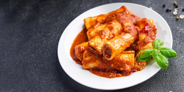 canelones de pasta plato de salsa de tomate comida rellena comida snack en la mesa espacio de copia fondo de comida