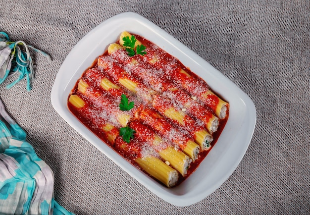 Canelones de pasta rellena con carne y queso ricotta.