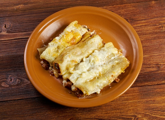 Canelones con ragú de ternera y bañados con salsa bechamel.Cocina de granja.