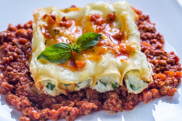 Canelones rellenos de ricotta con salsa boloñesa