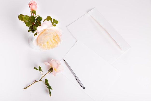 Caneta de carta e envelope branco sobre fundo branco com rosa inglesa rosa Cartões de convite ou carta de amor Aniversário Mãe dos Namorados Dia do Casamento Feminino Conceito