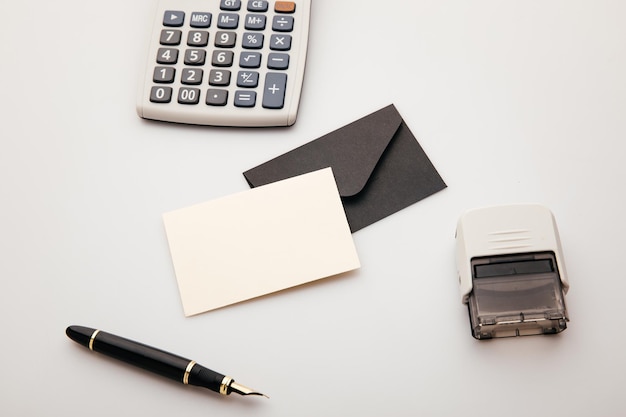 Caneta de envelopes de papel e calculadora em uma mesa