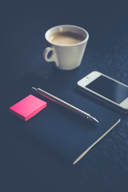 Caneta de notebook com post-it e café