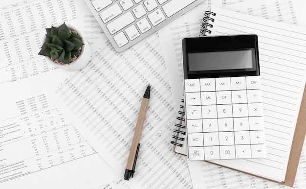 Caneta de teclado de calculadora e notebook deitado em documentos financeiros Conceito financeiro e de negócios