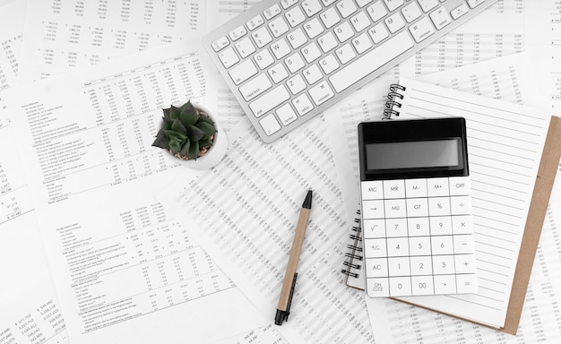 Caneta de teclado de calculadora e notebook deitado na demonstração financeira Conceito financeiro