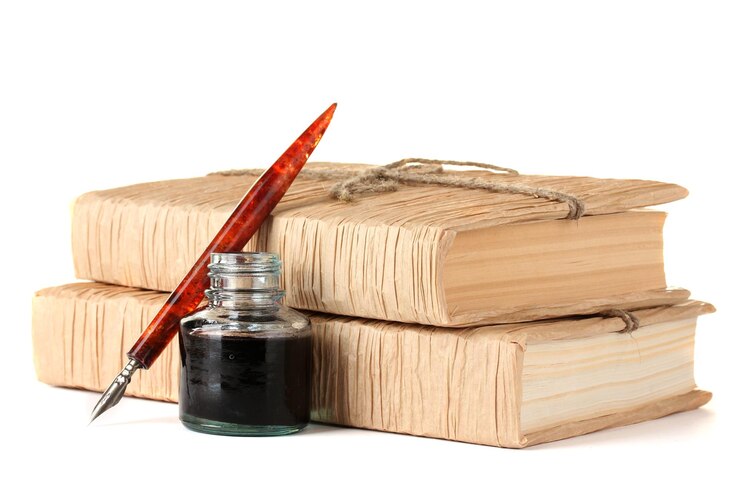 Foto caneta de tinta de livros antigos e garrafa de tinta isolada em branco