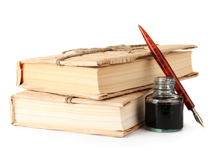 Foto caneta de tinta de livros antigos e garrafa de tinta isolada em branco