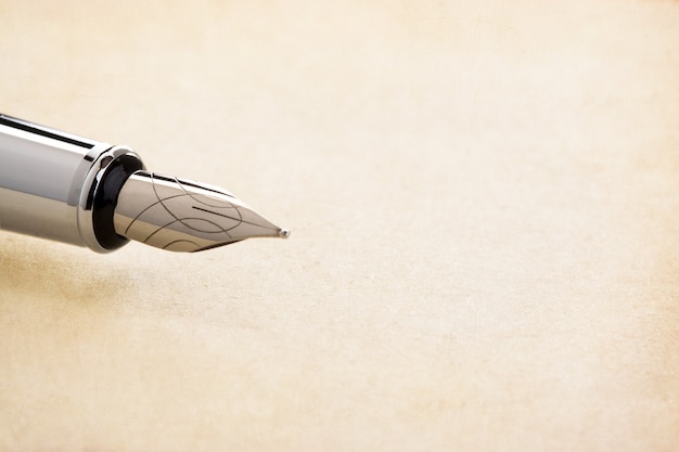 Foto caneta de tinta e pergaminho