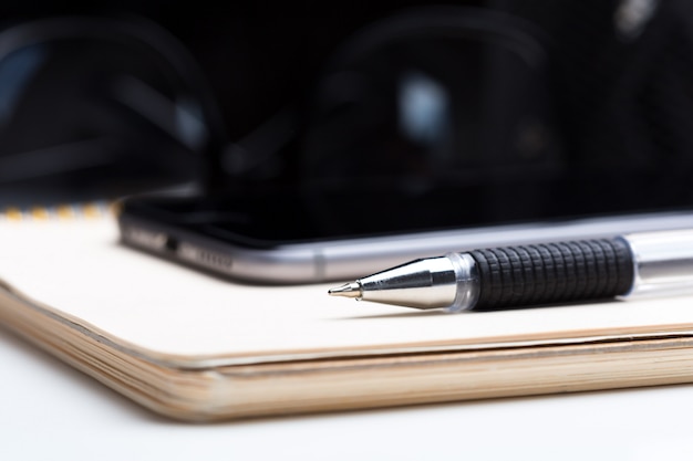 Caneta e caderno close-up