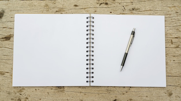 Caneta e caderno em madeira.