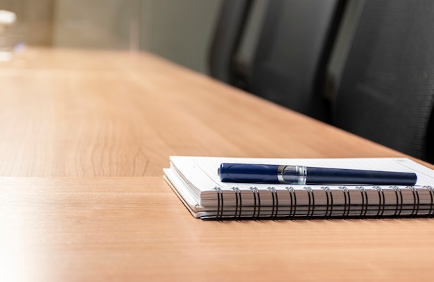 Caneta e caderno na mesa