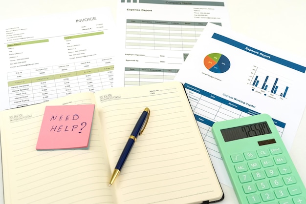 Caneta e calculadora no gráfico de papel financeiro no conceito de contabilidade de mesa