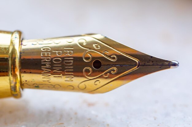 Foto caneta tradicional vintage tinteiro com iride ponta