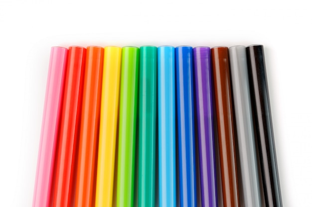 Canetas com ponta de feltro multicoloridas, marcadores em branco isolado