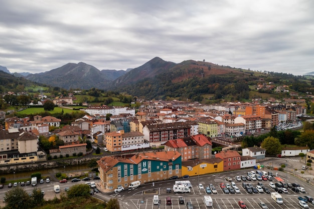 Foto cangas de onis visão de drone em astúrias espanha