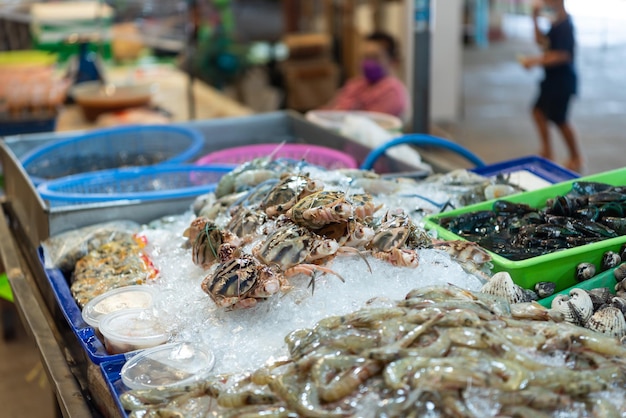 Foto cangrejo de flor de mar crudo fresco portunus pelagicus exhibición de calidad premium para la venta en el mercado de mariscos o uso de comida callejera tailandesa para cocinar cangrejo blanqueado al vapor