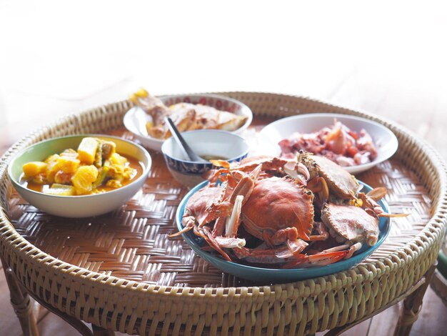 Foto el cangrejo hervido de cerca servido en una bandeja de bambú set de mariscos tailandeses