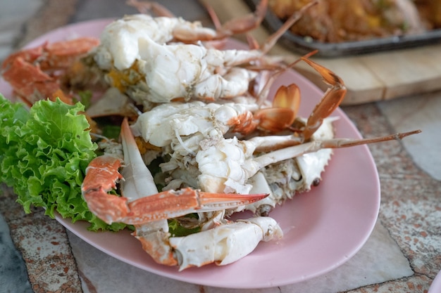 Cangrejo hervido con la tradicional mesa de mariscos tailandesa y estilo almuerzo.