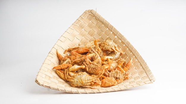 Cangrejo pequeño frito en un bambú tejido Enfoque selectivo de los cangrejos crujientes que se venden en el puesto de comida