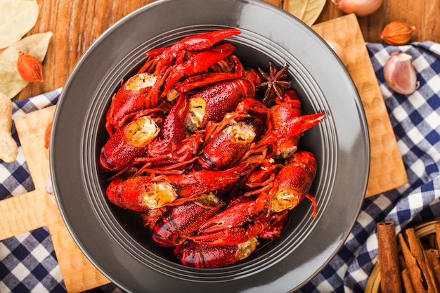 Cangrejo de río. Crawfishes hervidos rojos en la tabla en estilo rústico, primer de la langosta.