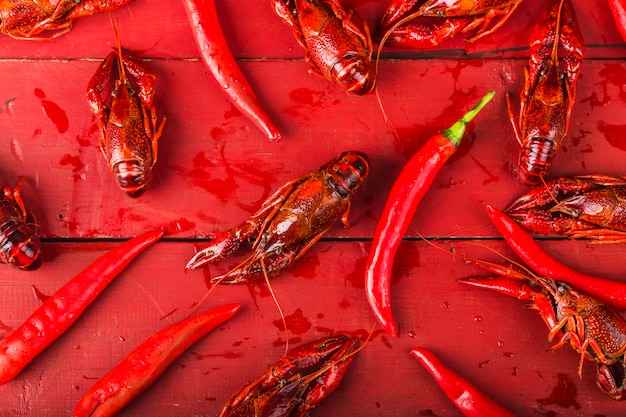 Cangrejo de río. Crawfishes hervidos rojos en la tabla en estilo rústico, primer de la langosta.