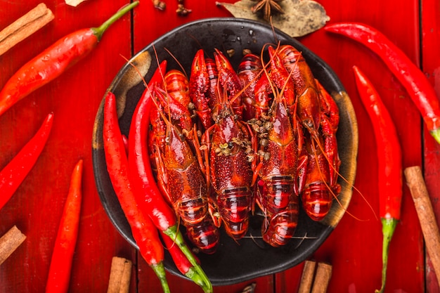 Cangrejo de río. Crawfishes hervidos rojos en la tabla en estilo rústico, primer de la langosta.