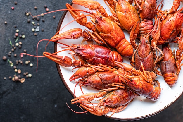 Cangrejo de río rojo mariscos frescos cocidos crustáceos comida snack en la mesa copia espacio fondo de alimentos