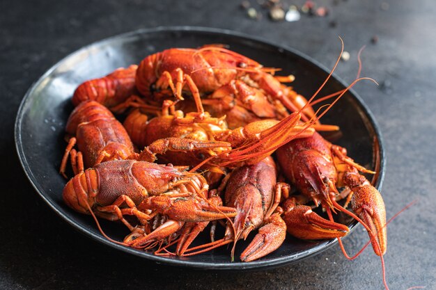 Cangrejo de río rojo mariscos frescos cocidos crustáceos comida snack en la mesa copia espacio fondo de alimentos