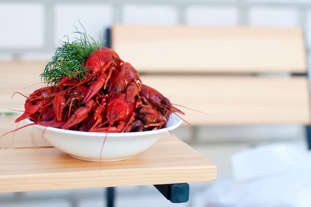 Cangrejos cocidos con vegetación en un plato