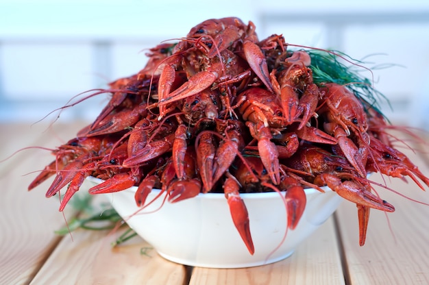 Cangrejos cocidos con vegetación en un plato