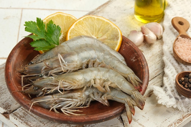 Foto cangrejos crudos en un plato con el ingrediente sobre un fondo blanco