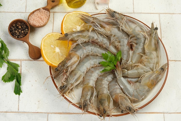 Foto cangrejos crudos en un plato con el ingrediente sobre un fondo blanco