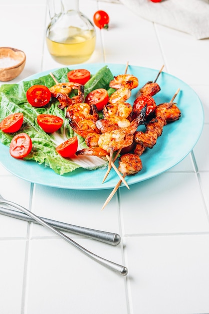 Cangrejos a la parrilla pinchazos de camarón camarones brochette kebab barbacoa camarones camarones con ensalada fresca y a