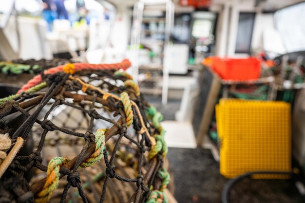 Cangrejos de río cray pots en la parte trasera de un barco de pesca en tasmania, australia