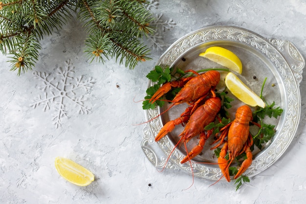 Cangrejos de río hervidos con limón en un plato