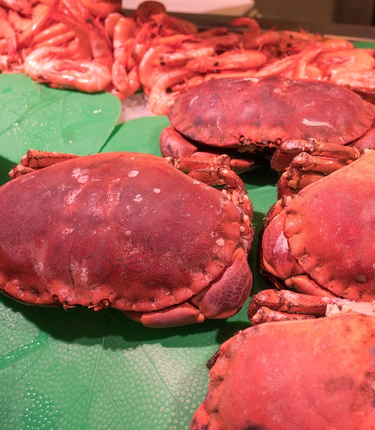 Cangrejos rojos grandes y frescos en el mercado.