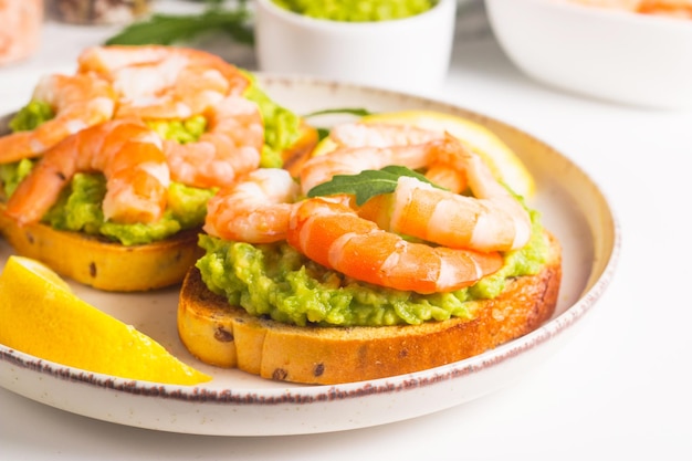 Cangrejos en tostadas con aguacate y limón Cangrejos concepto de desayuno Bruschetta