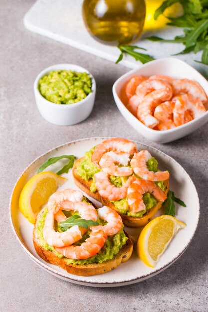 Cangrejos en tostadas con aguacate y limón Cangrejos concepto de desayuno Bruschetta