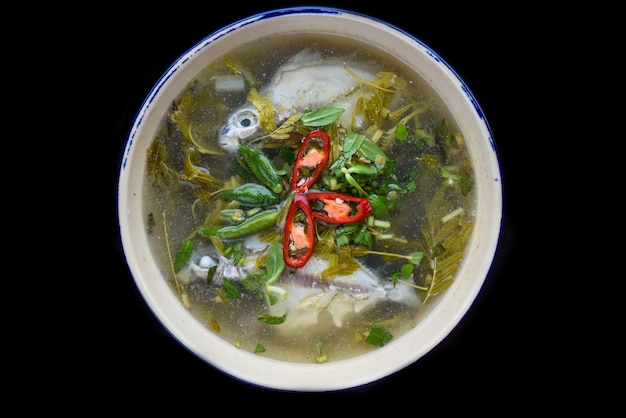 Canh Chua Ca ou sopa de peixe-gato azedo vietnamita isolada em fundo preto