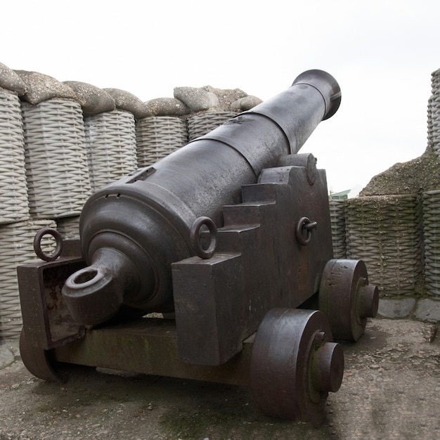 Canhão de metal preto retrô na fortificação
