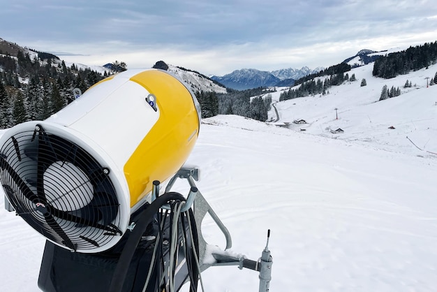 Canhão de neve nas montanhas de inverno máquina fazendo neve