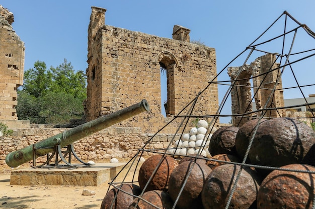 Canhão e balas de canhão nas ruínas da cidade em Famagusta na República Turca do Norte de Chipre