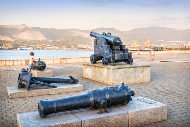 Canhões antigos Porto do Mar Negro Região de Krasnodar Novorossiysk