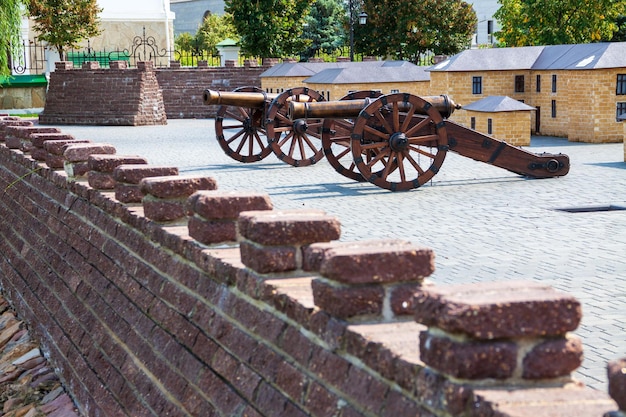 Canhões de artilharia na fortaleza.