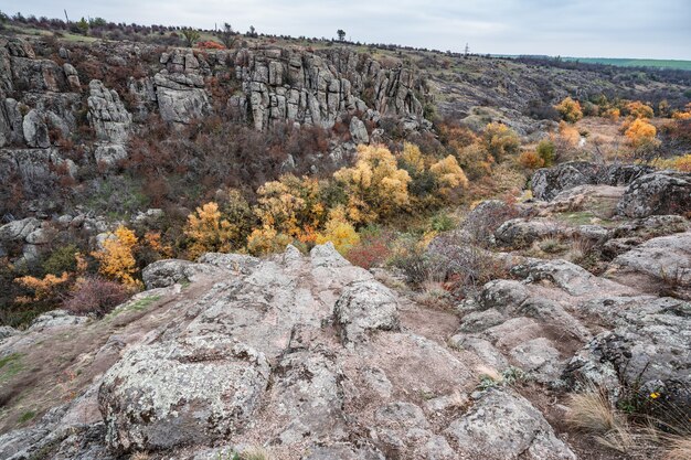 Cânion de Aktovsky, Ucrânia. Árvores de outono e grandes blocos de pedra ao redor