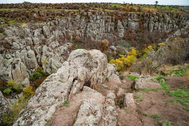 Cânion de Aktovsky, Ucrânia. Árvores de outono e grandes blocos de pedra ao redor