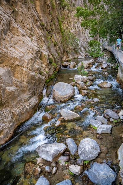 Cânion Sapadere com caminhos de madeira e cascatas de cachoeiras nas montanhas Taurus, perto de Alanya, Turquia